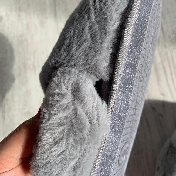 Grey Crisscross Fluffy Faux Fur slipper - Picture 3 of 4